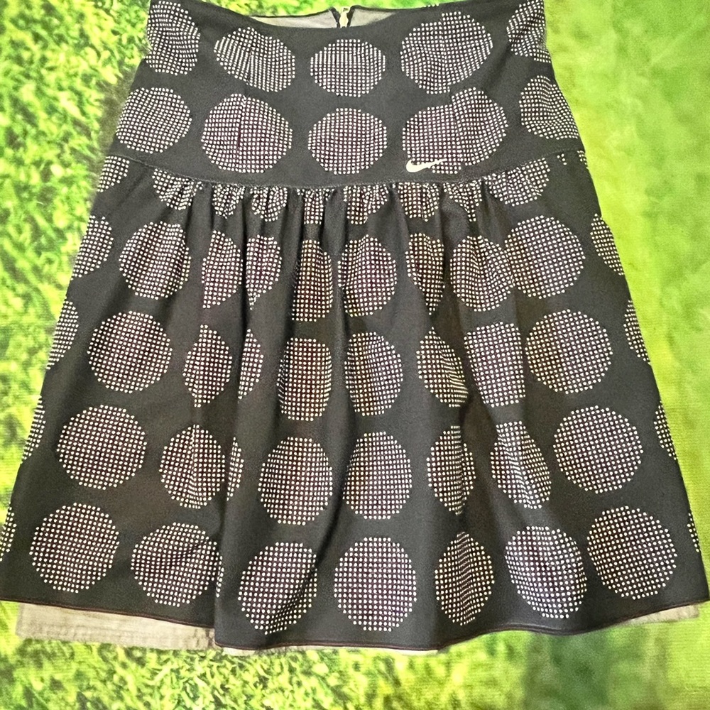 Nike reversible high waisted skirt with pockets and back zipper. Size S/4